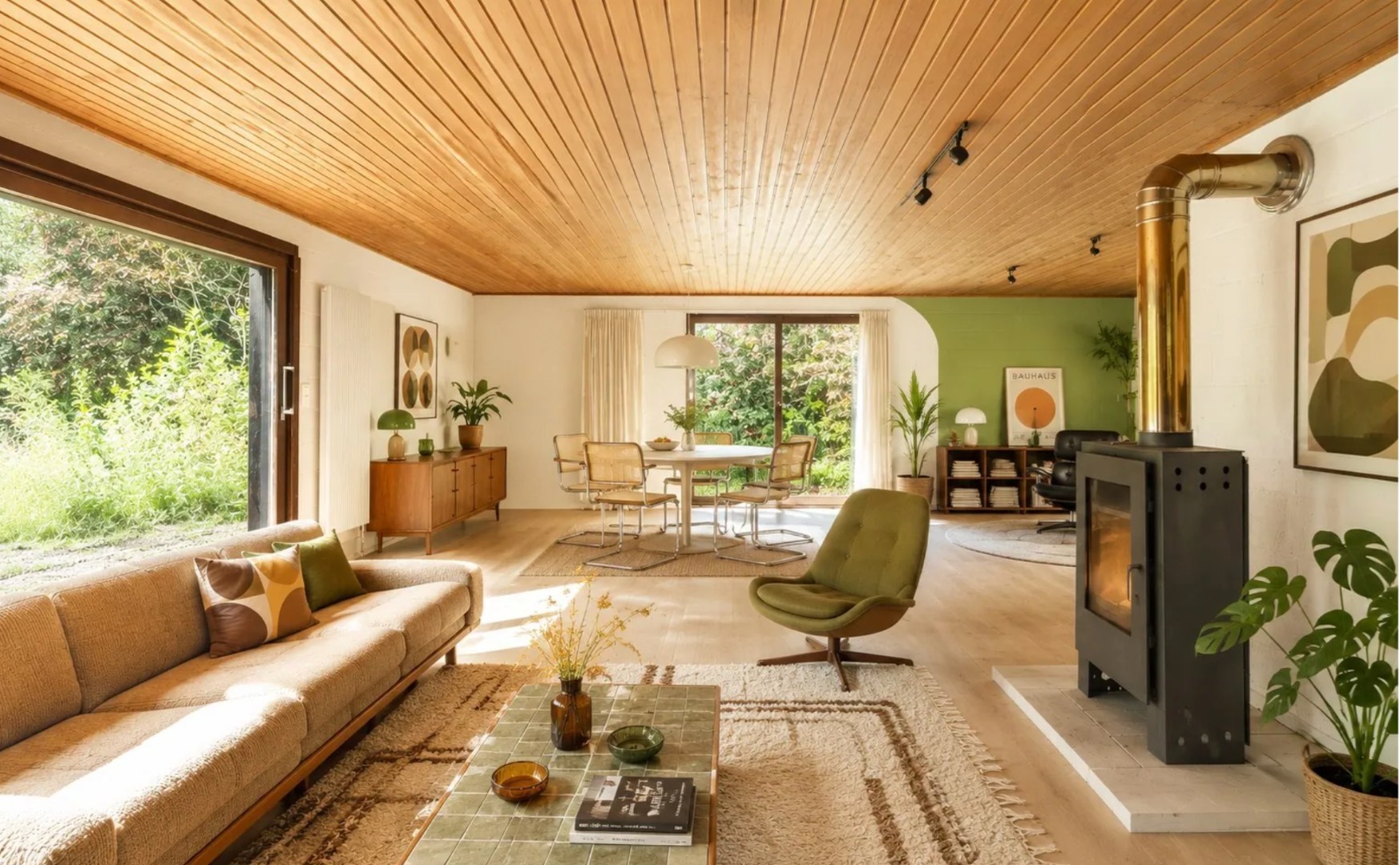 Seventies bungalowvilla met renovatiepotentieel op unieke ligging aan natuurgebied 