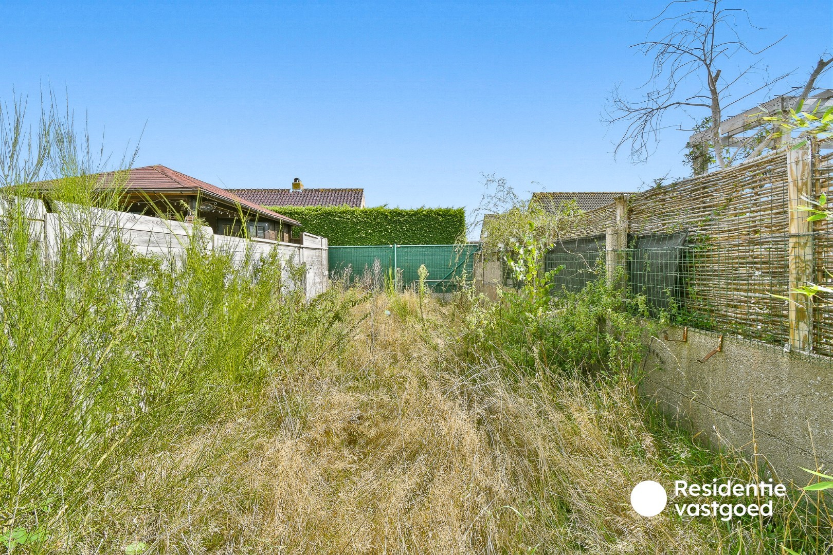 Te renoveren rijwoning met twee slaapkamers en tuin 