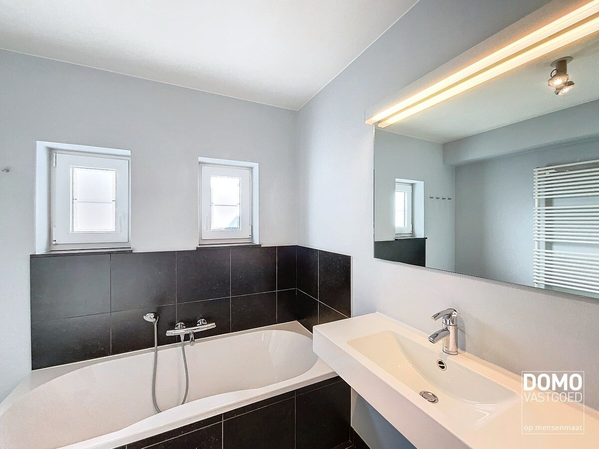 Duplex appartement met een gezellig tuintje, ondergrondse autostandplaats en 2 slaapkamers te Spalbeek - energielabel B, 109m² bewoonbare oppervlakte 