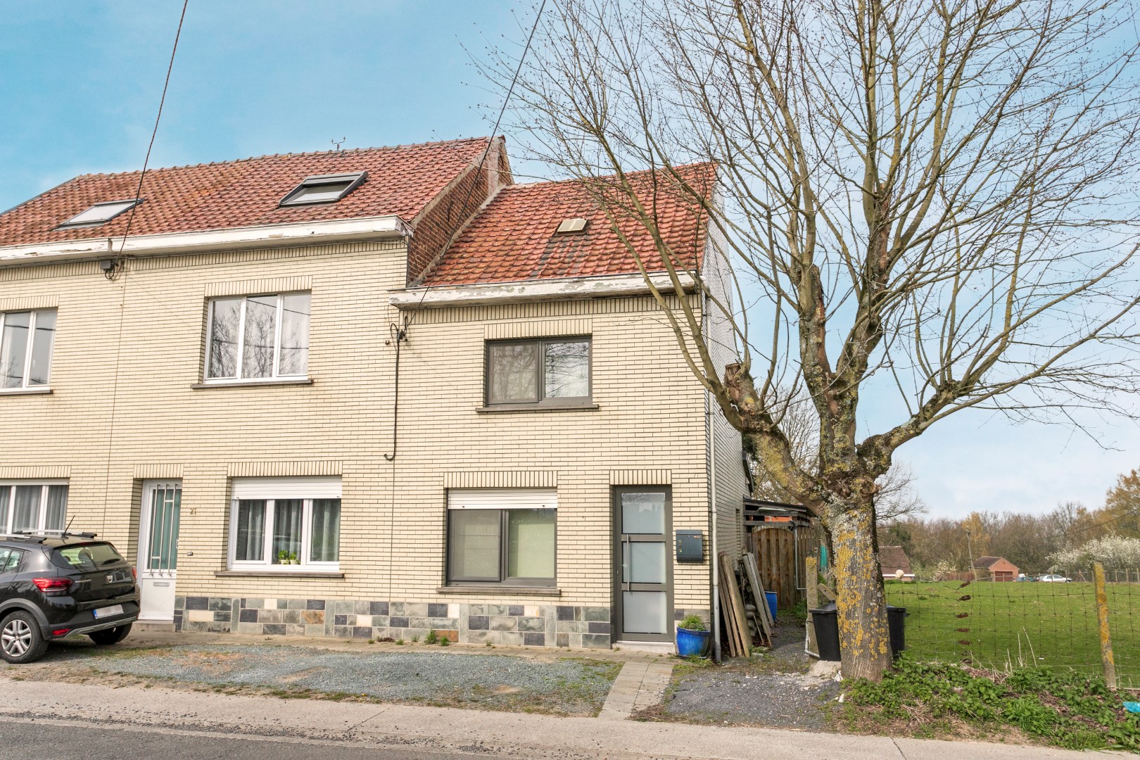 Op te frissen 3-gevel woning 