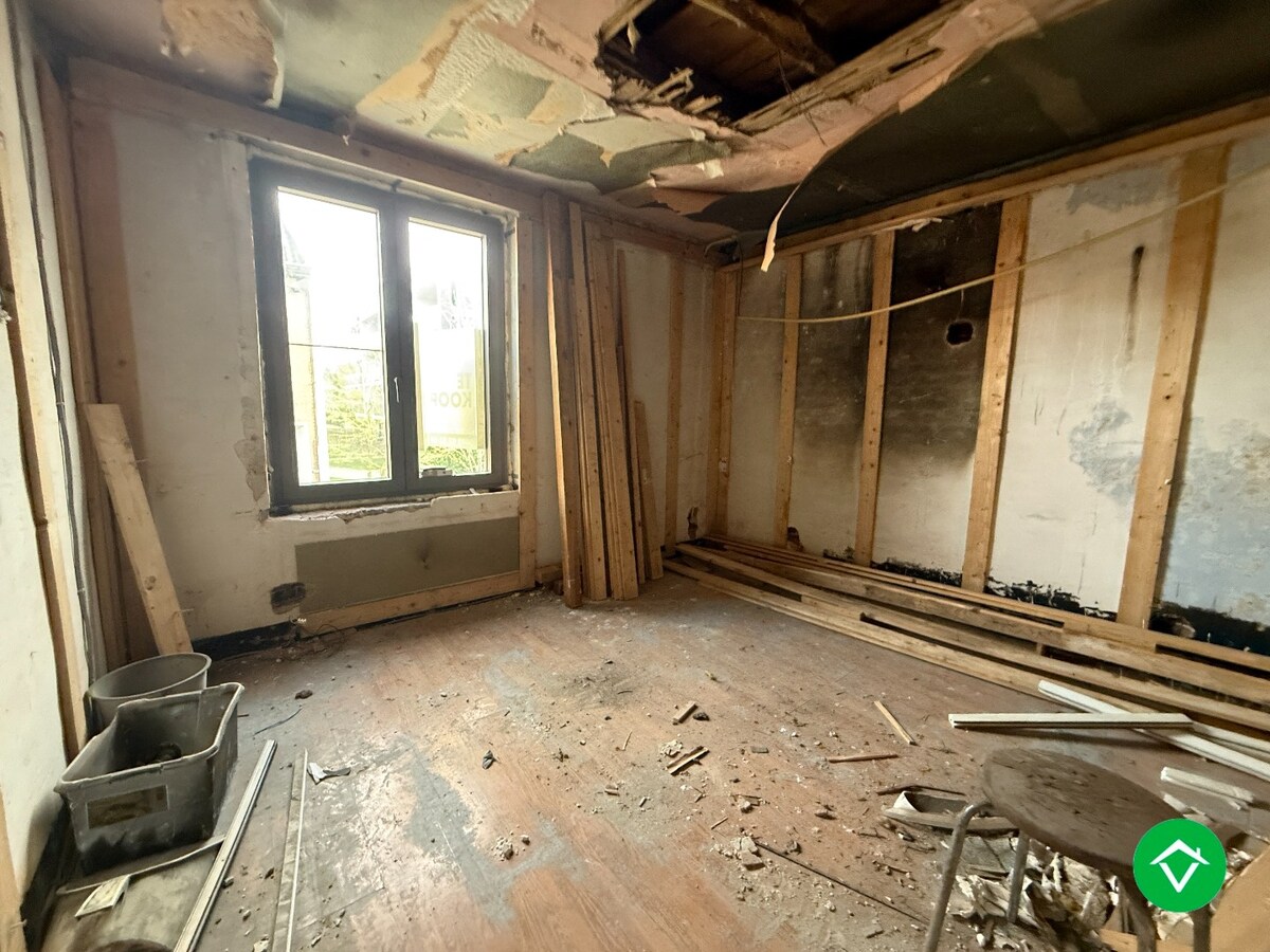 Op te frissen rijwoning met 3 slaapkamers in centrum Roeselare 