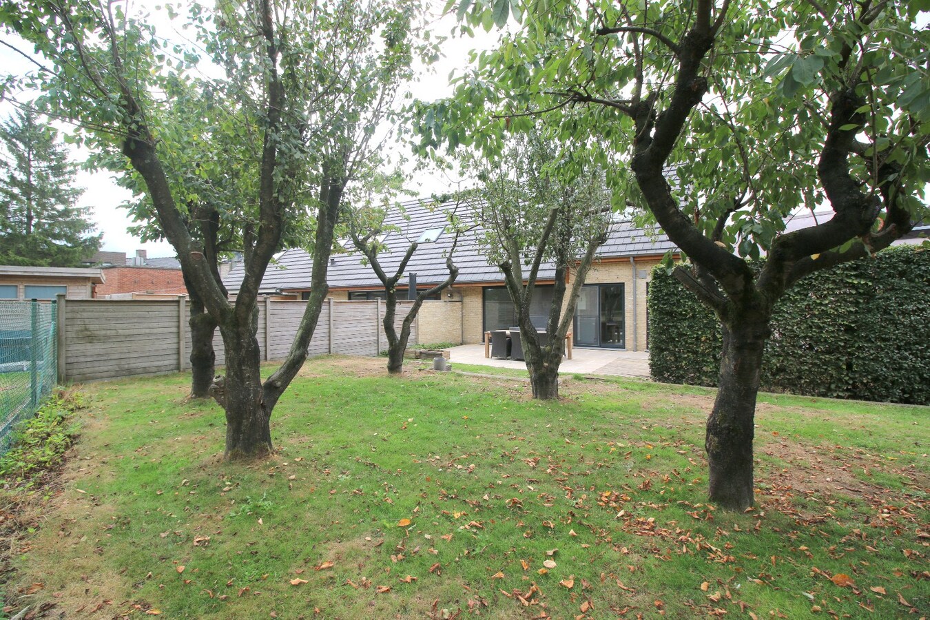 Instapklare woning (2004) met zonnepanelen en idyllische tuin 