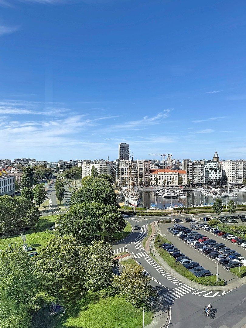 Appartement prêt à emménager exceptionnellement bien situé avec une vue magnifique sur le port de plaisance. 