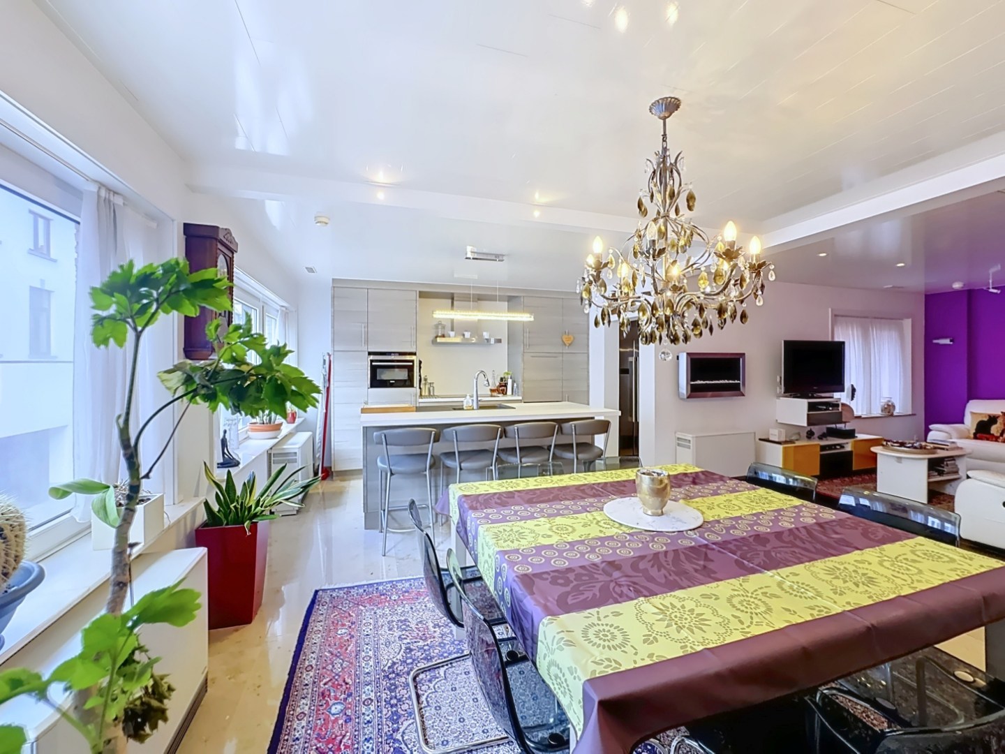 Ruime en centraal gelegen woning met dubbele garage 