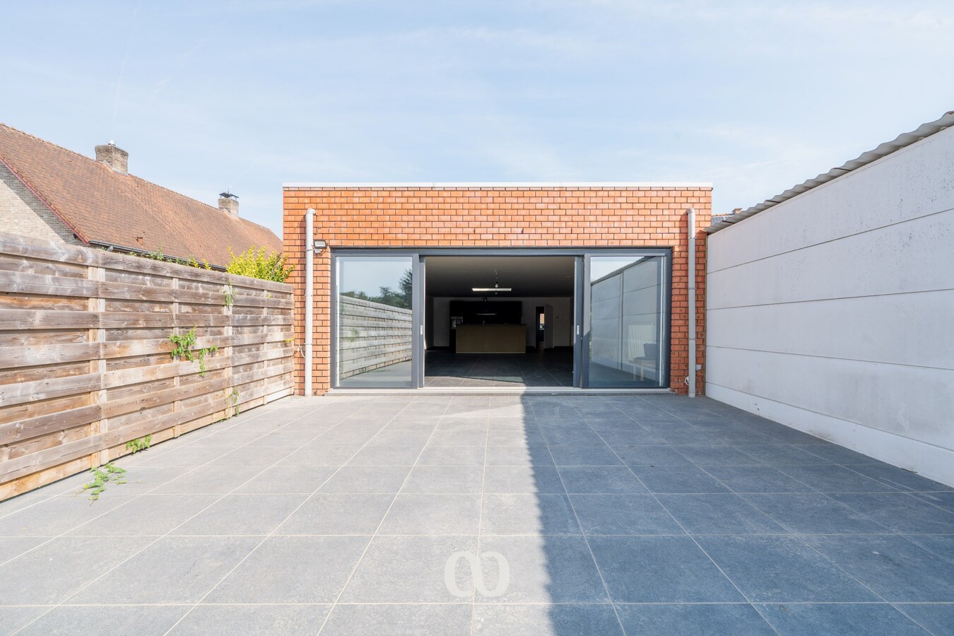 Instapklare gerenoveerde woning met ruime aanbouw en grote tuin in Brakel 