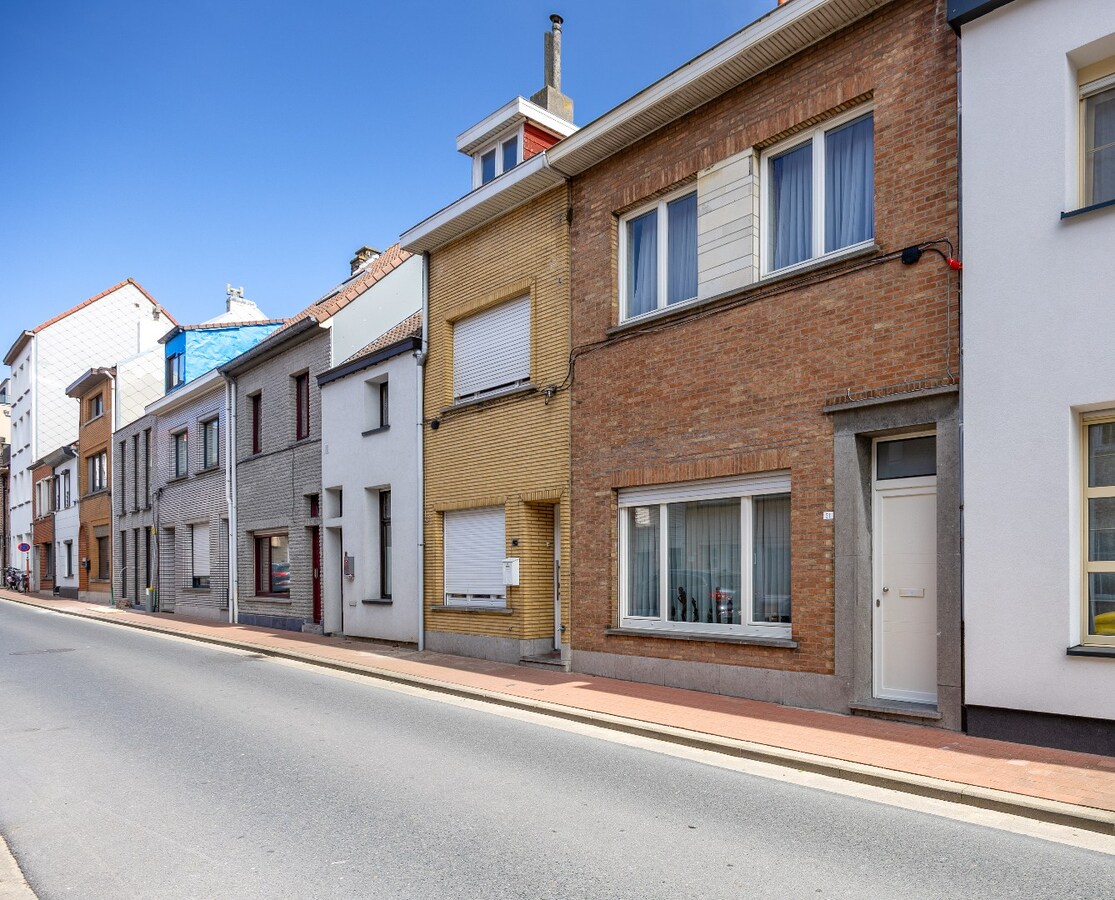 Instapklare woning met garage nabij de zeedijk – energiezuinig en centraal gelegen. 