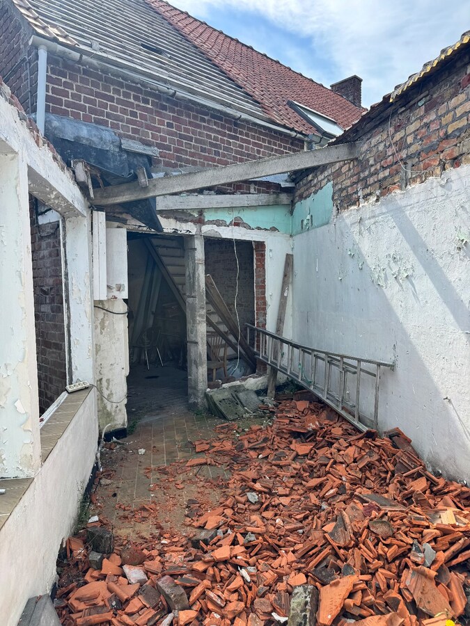 Gedeeltelijk afgebroken woning met potentieel te Koekelare 