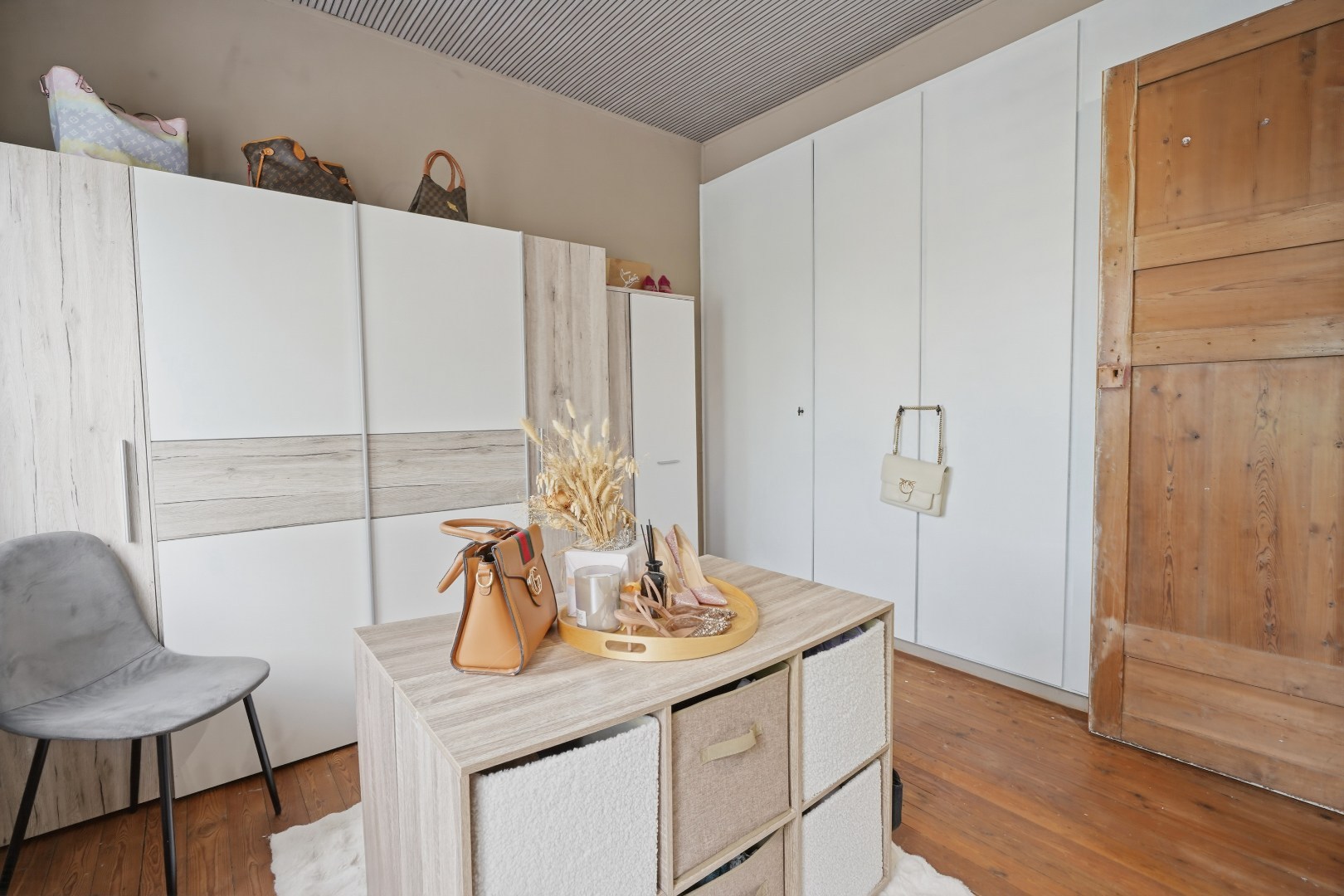 Sfeervol ingerichte woning met 7 slaapkamers, 4 badkamers en ruime garage in Watou. 