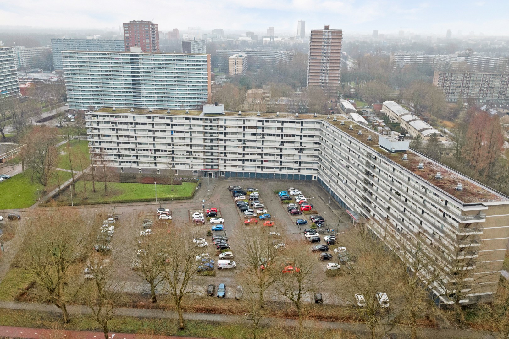 Dit lichte 4-kamer appartement op de 4e verdieping, met 3 slaapkamers, keurige keuken, balkon op het zuiden en berging in de onderbouw is gelegen in de populaire wijk "Ommoord". 