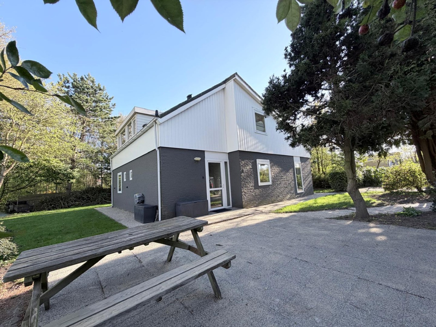 T.A. Makelaardij biedt aan: Op loopafstand (ca. 200m.) van het Veerse Meer staat deze rustig gelegen vrijstaande woning op een royaal perceel (860m2) aan een doodlopend straatje 