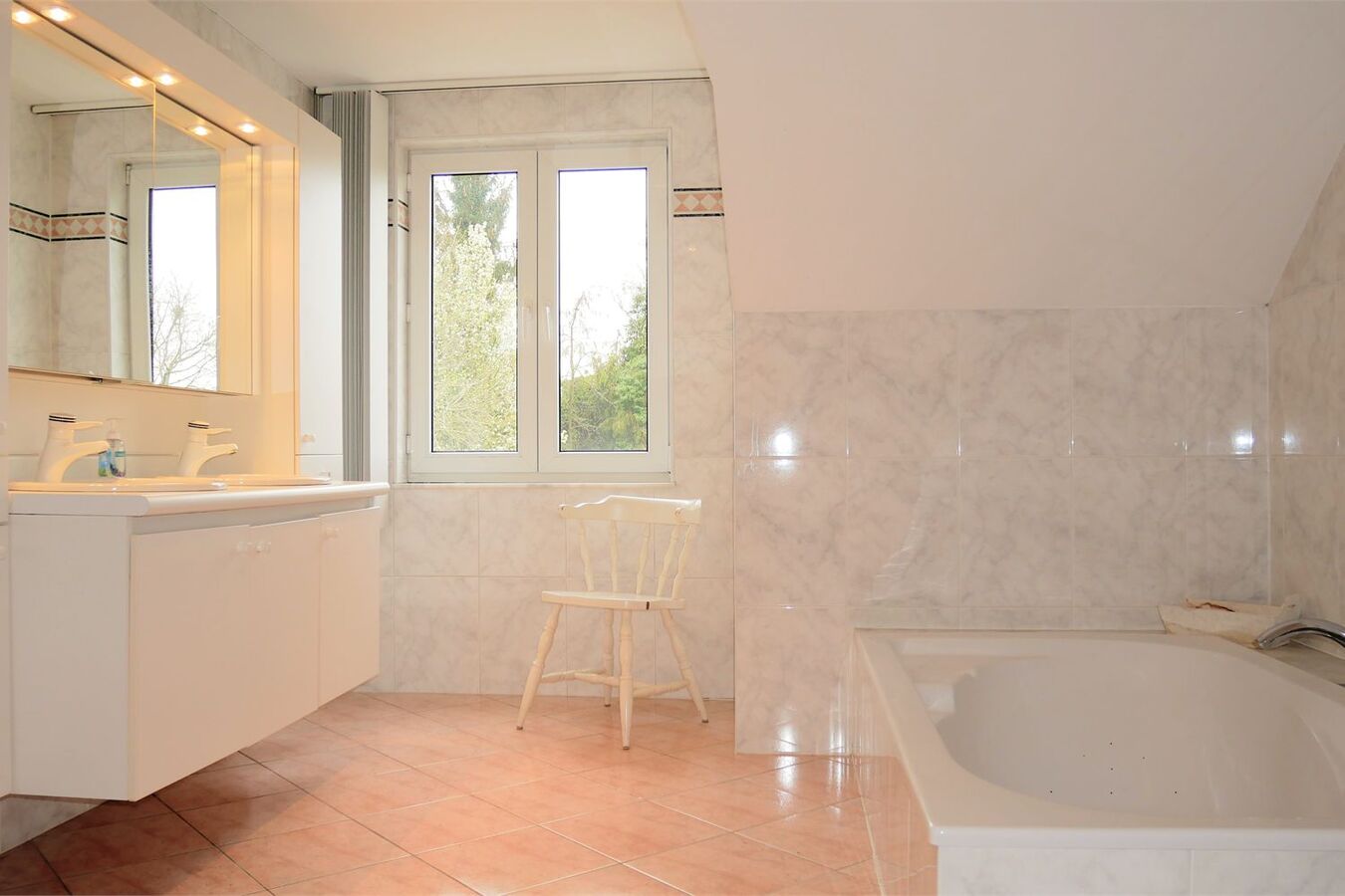 Tijdloze woning op 1254 m² in residentiële wijk 