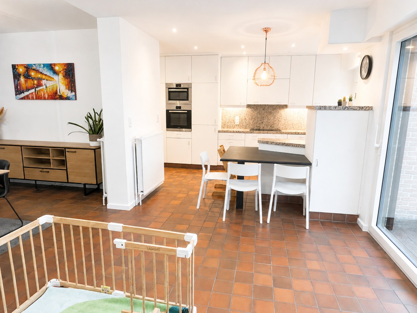 Gerenoveerde halfopen bebouwing met 4 slaapkamers, bureau, tuin en garage in Brasschaat 
