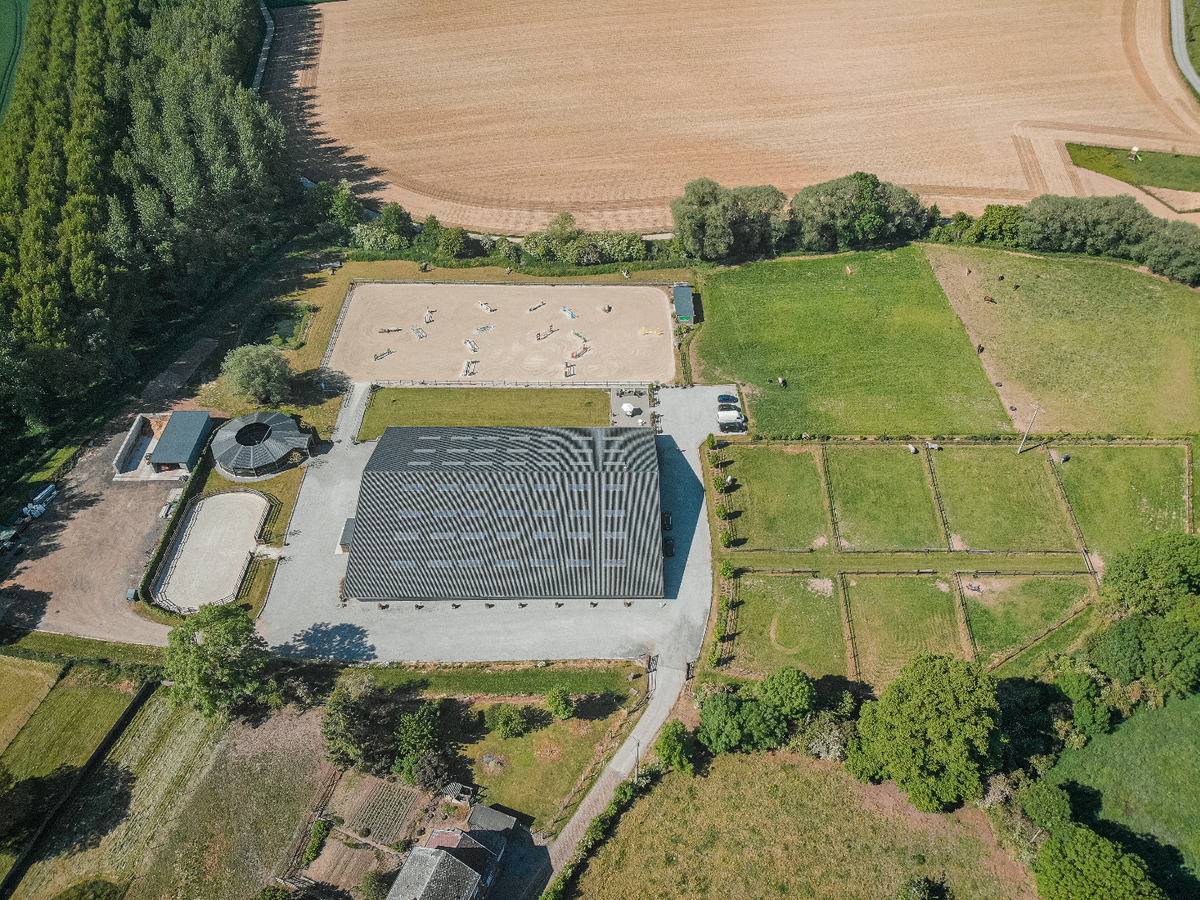 Professional recently built equestrian center on more than 3ha at Hannut (Luik/Liège; Belgium) 