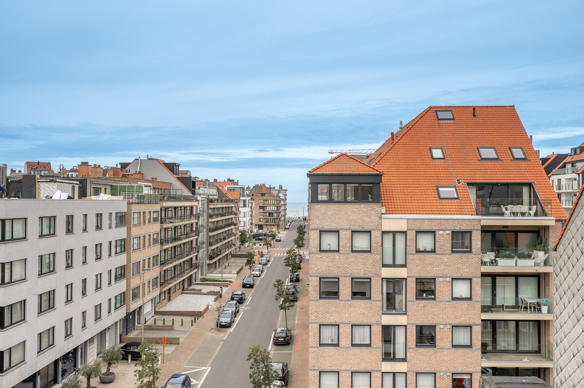et strand.Magnifique appartement en duplex magnifiquement rénové avec vue latérale sur la mer, 2 chambres à coucher complètes, 2 grandes terrasses et un niveau de finition exceptionnel, situé à quelqu 