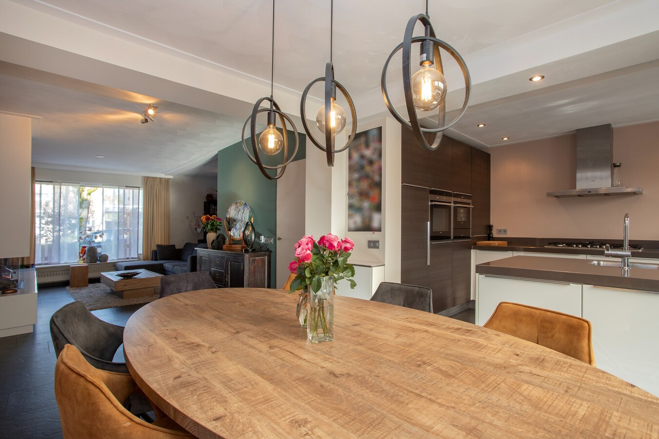 Ruime gezinswoning met royale garage en prachtige tuin 