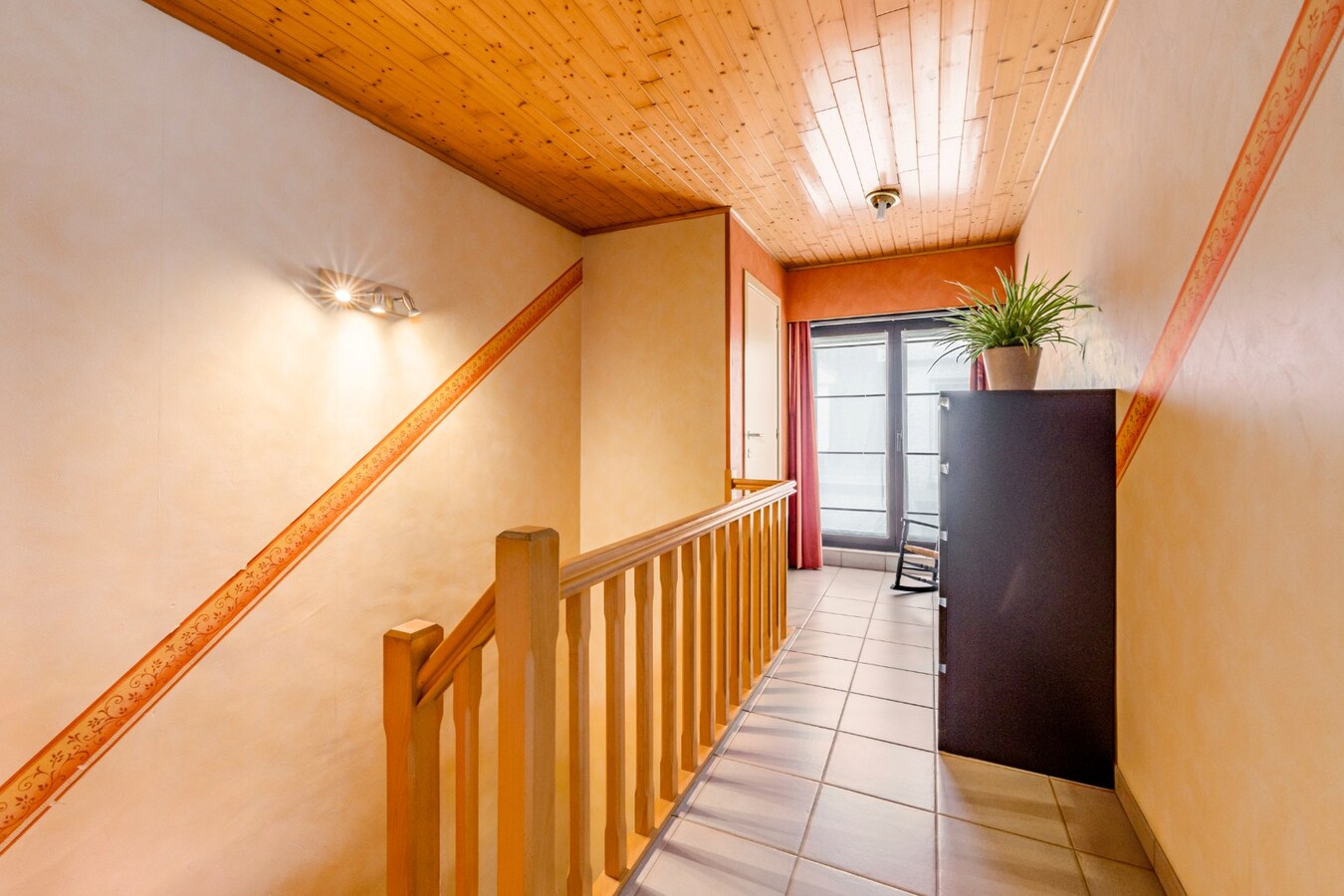 Wonen en werken combineren op toplocatie te Ichtegem - handelswoning met ruime woonst, tuin en garage 