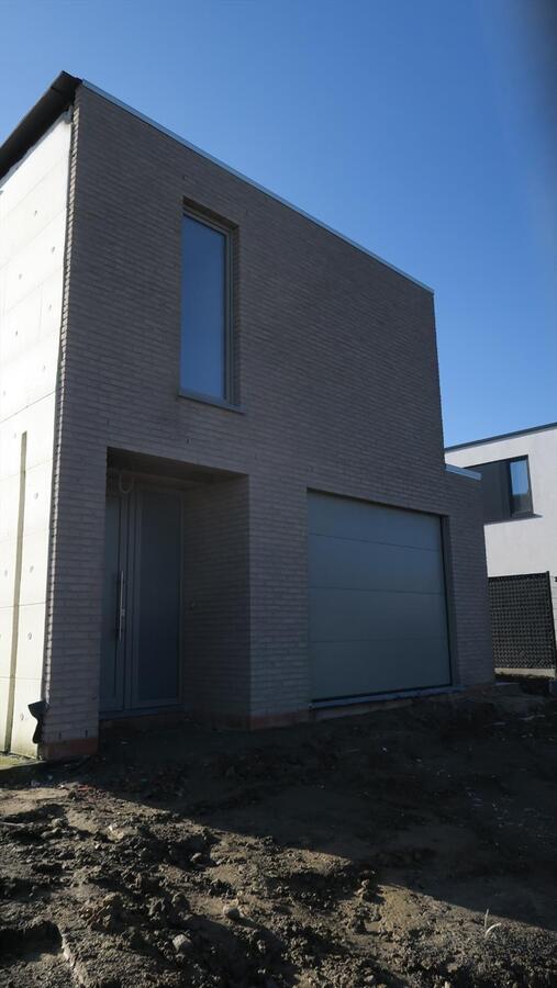 Moderne halfopen nieuwbouw woning  met 3 slpkmrs in rustige wijk. 