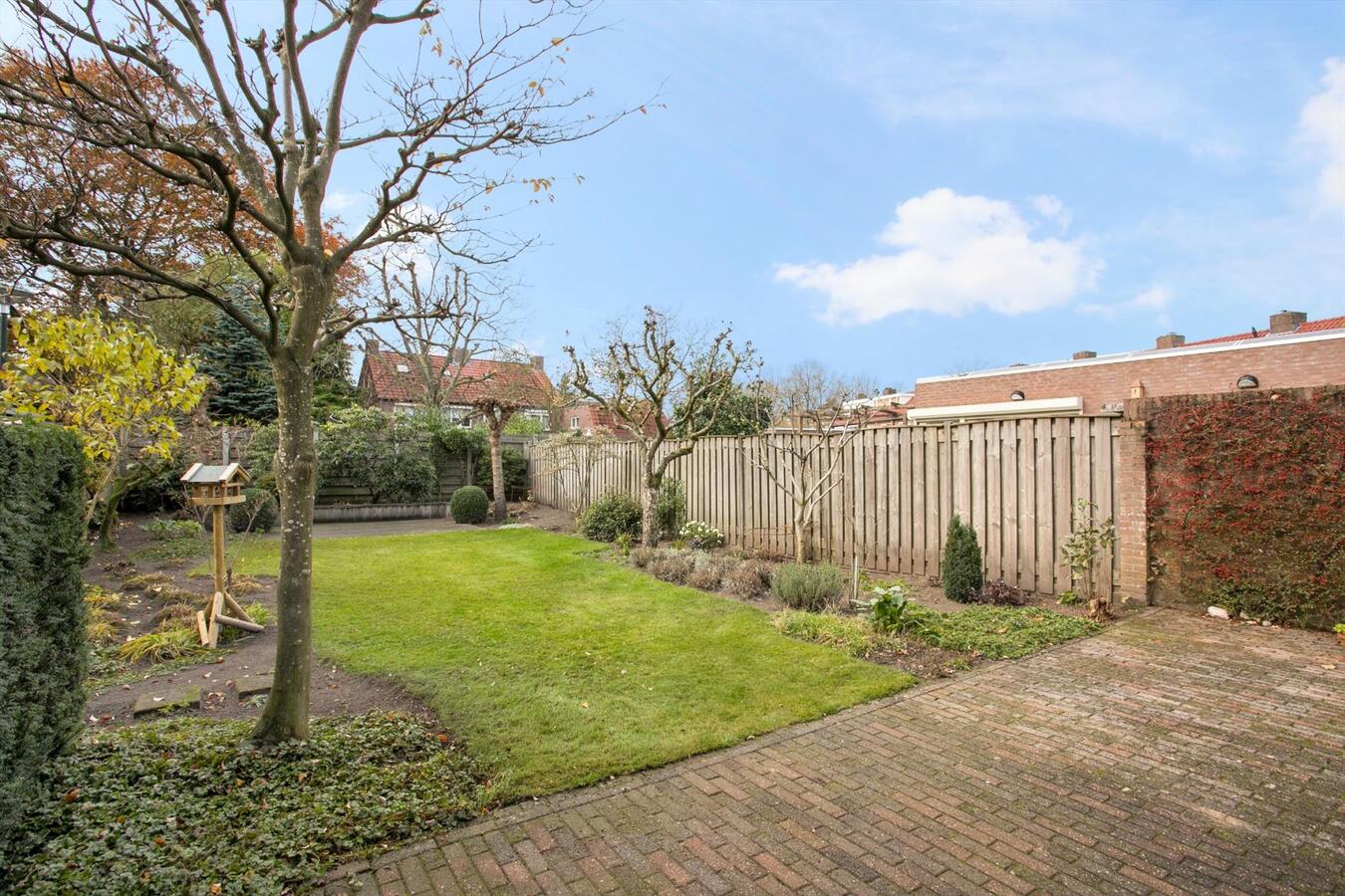 Nette 2-kapper met 4 slaapkamers en privacy biedende tuin gelegen op 346 m² ondergrond. 