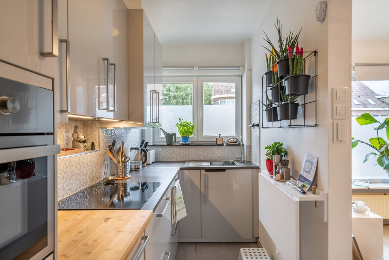 Gerenoveerd appartement met 2 slaapkamers en garage 