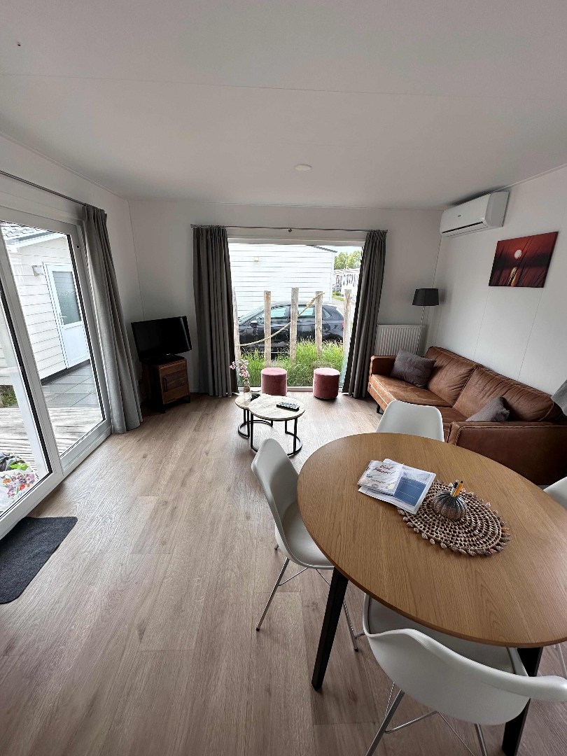 Ontsnap aan de dagelijkse hectiek en geniet van een welverdiende vakantie in deze charmante chalet (nr. 245), te koop aangeboden op park Duinzicht in Koudekerke! 