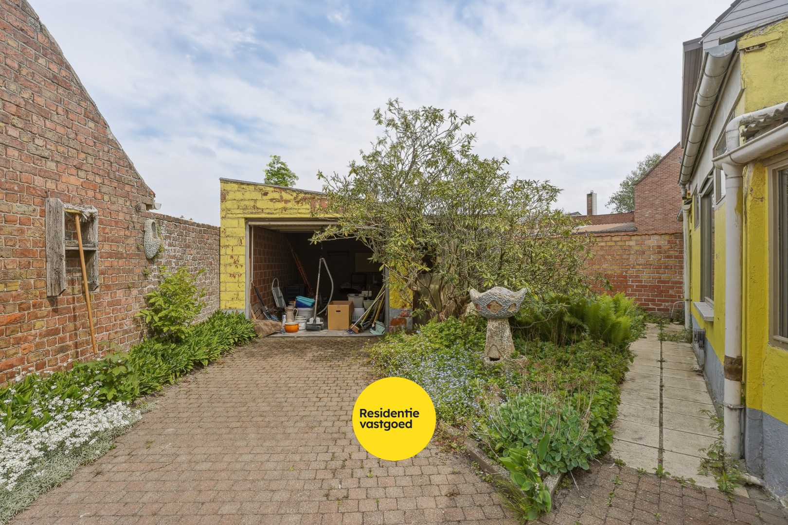Te renoveren halfopen woning met tuin en oprit/garage 