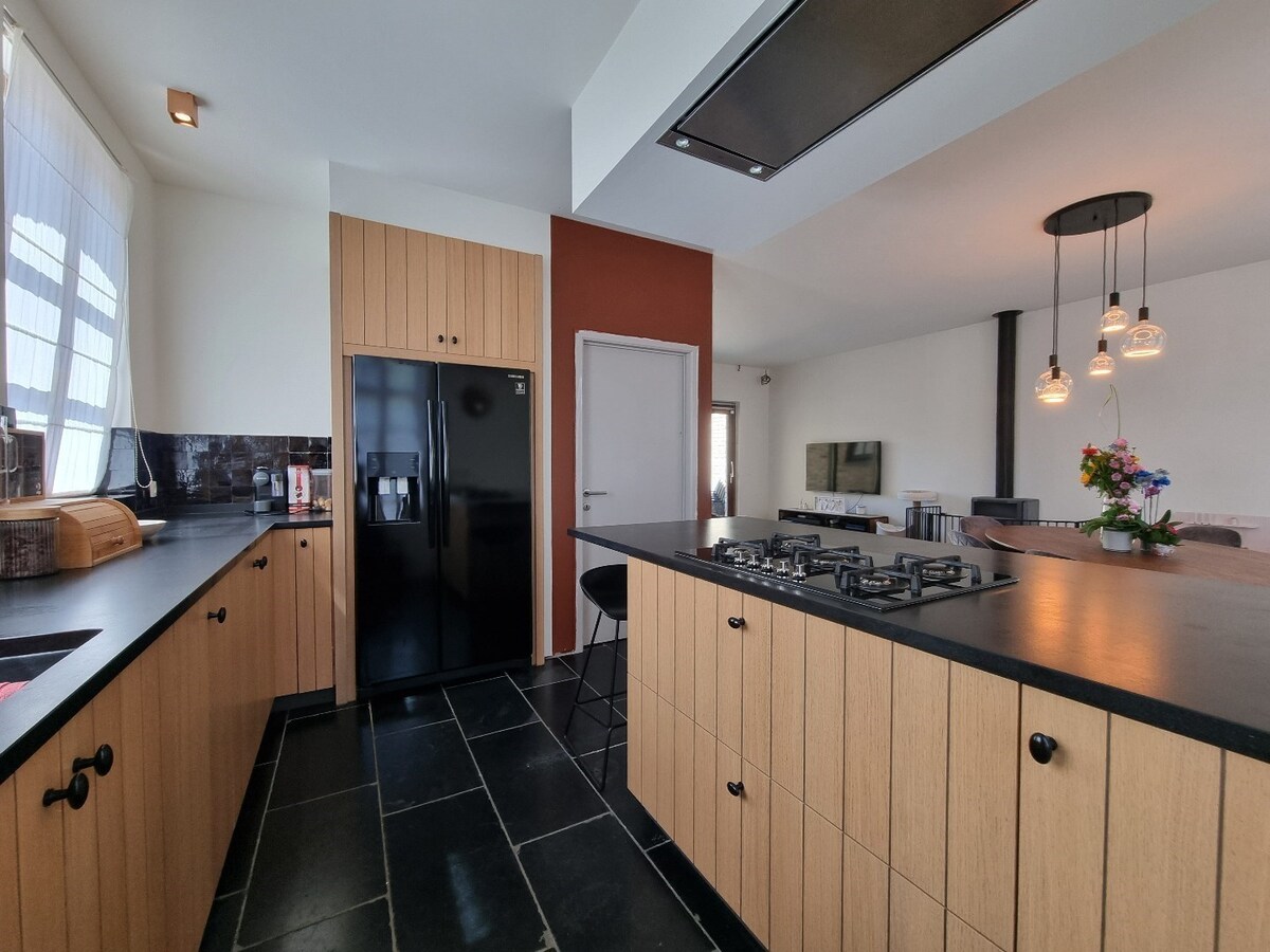 Klassevolle, statige hoekwoning te Heulebrug 