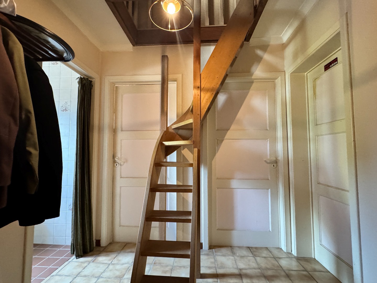Gezellige woning met stadstuin, garage en uitweg langsachter. 