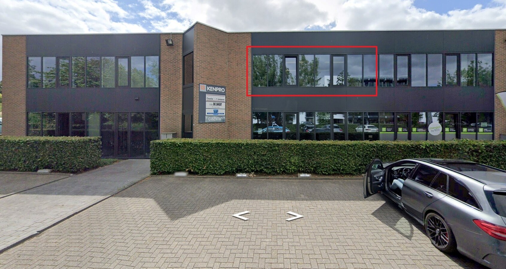 Uniek, functioneel en onmiddellijk instapklaar kantoor op toplocatie in President Kennedypark te Kortrijk 