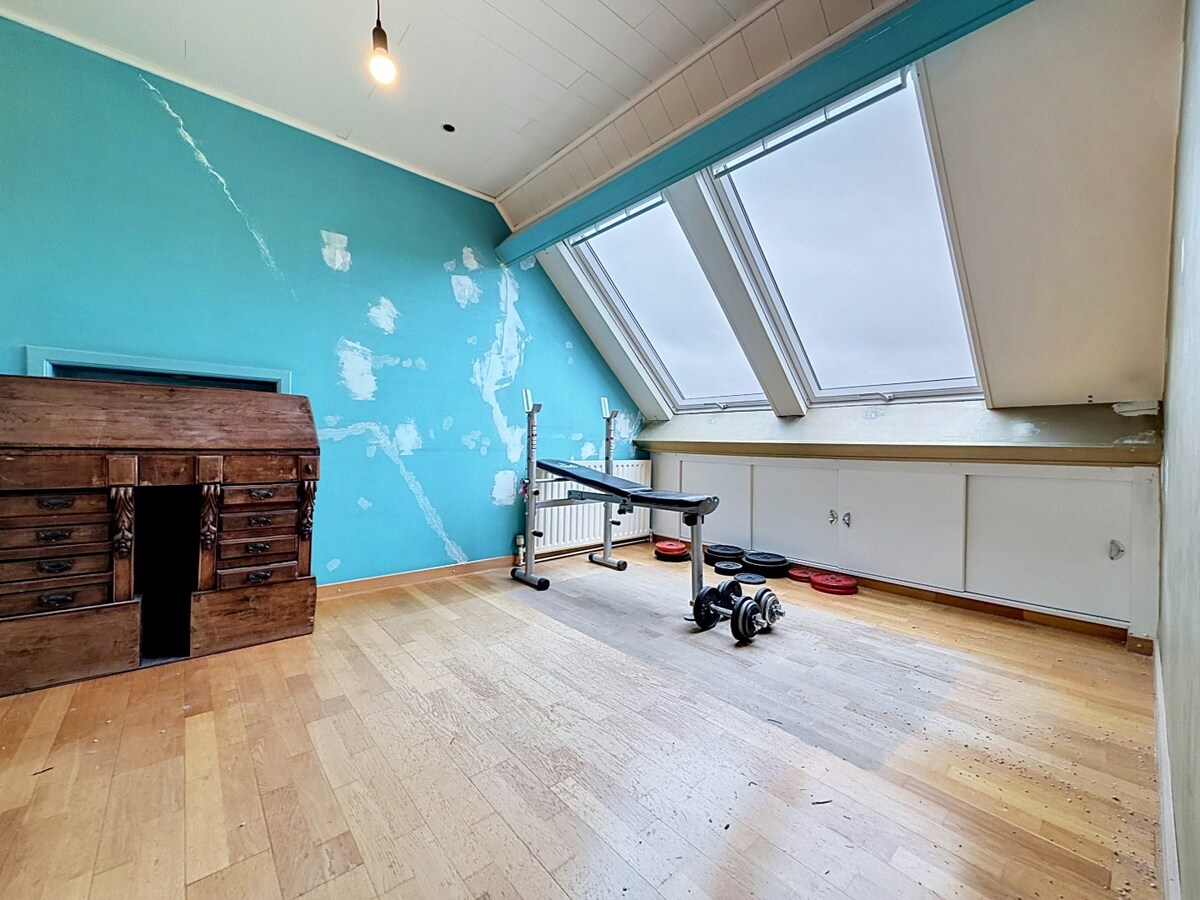 Karaktervolle woning met garage en grote tuin te centrum Zottegem 