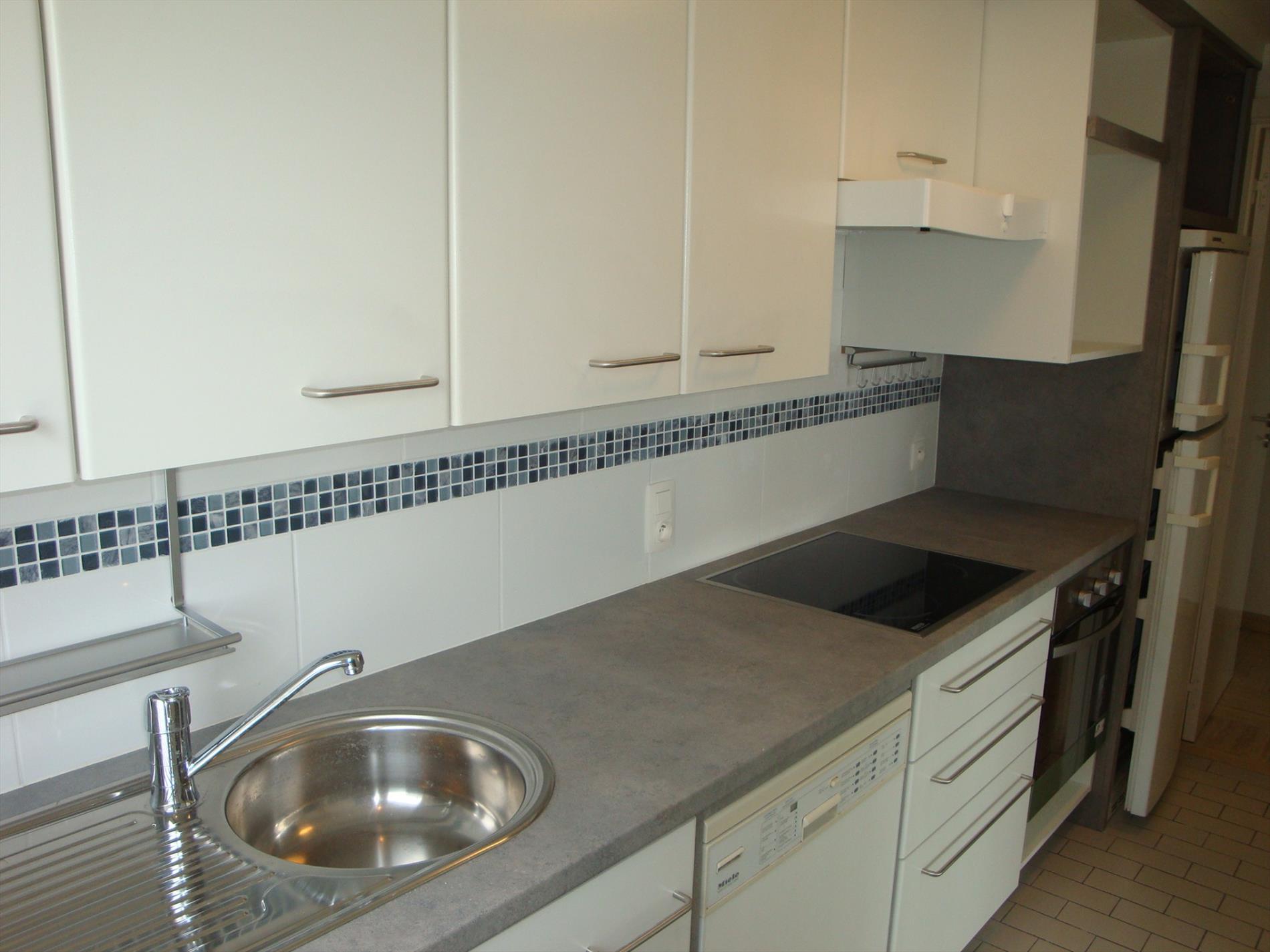 Voll. gerenoveerd 3-slpk HOEKapp. op 7e verd. met havenzicht 