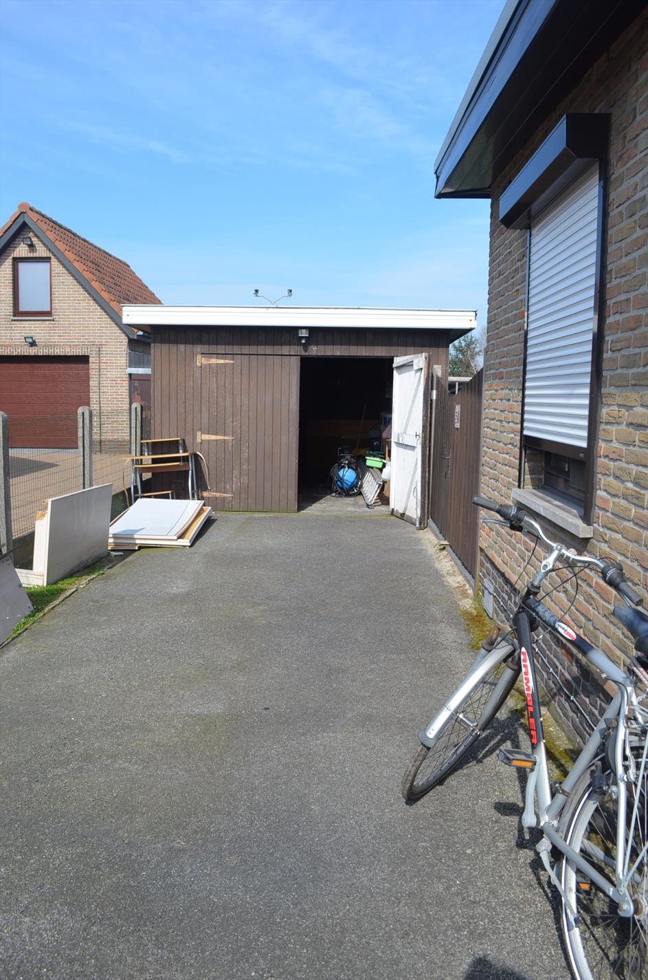 Bungalow met 3 slpks en bijgebouwen landelijk gelegen te Adegem 