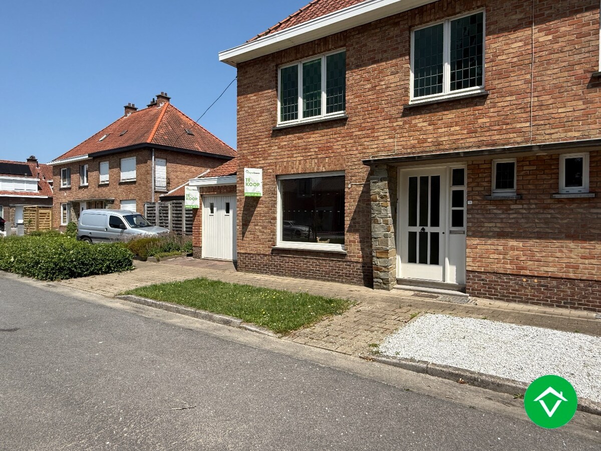 Stevige woning met 3 slaapkamers, tuin en garage in een rustige wijk te Rumbeke 