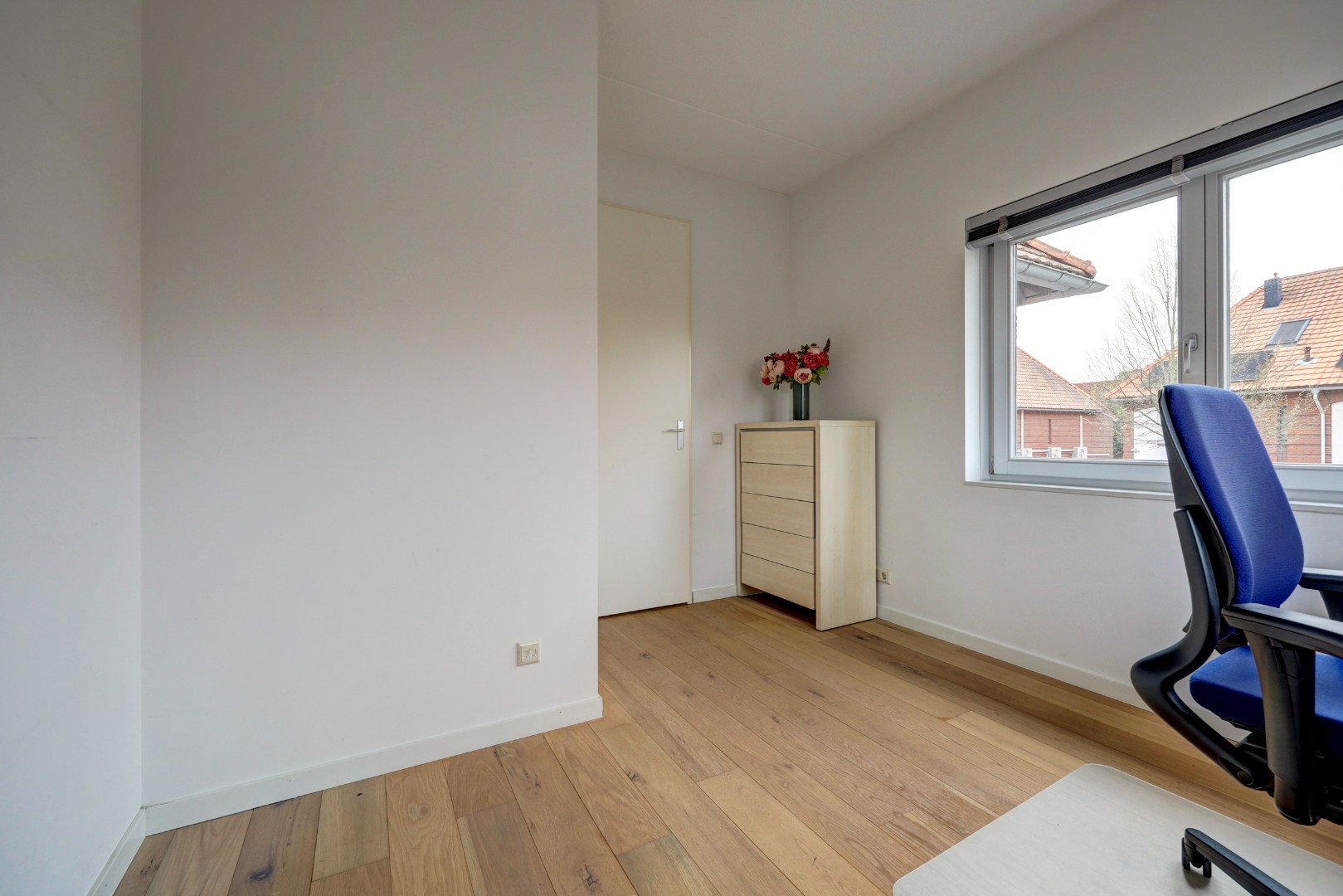 Luxe en royale 5-kamer 2-onder-1-kap woning met garage, eigen parkeerplaats, sauna én zonnige tuin op het zuiden en gelegen in een rustige straat! 