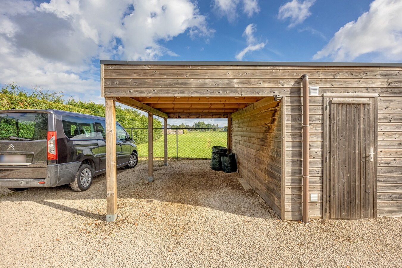 Prachtig, energiezuinig dak appartement met 3 slaapkamers, terras en carport 