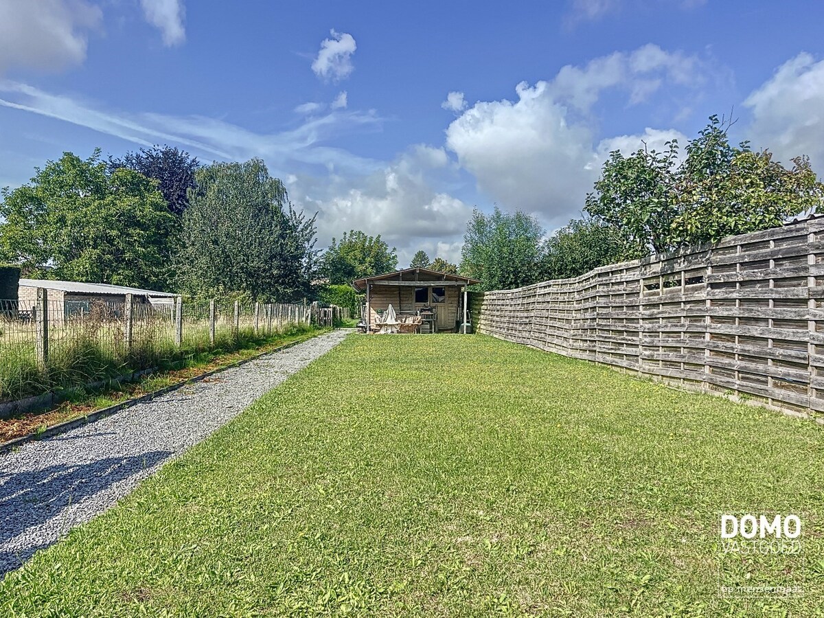 Te renoveren woning met tuin en terras in Hasselt, 2 slaapkamers, bouwjaar 1948. 