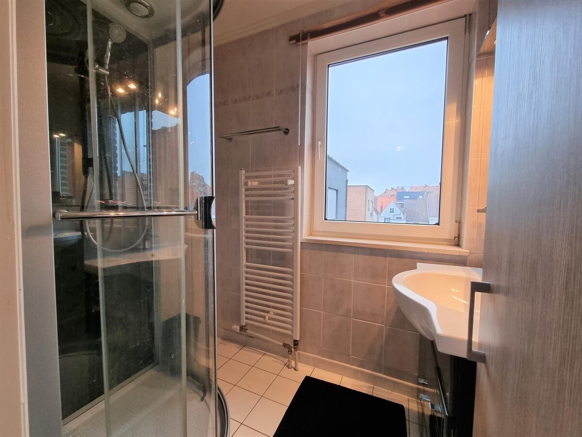 Op te knappen, zeer ruime hoekwoning met oprit - Heist 