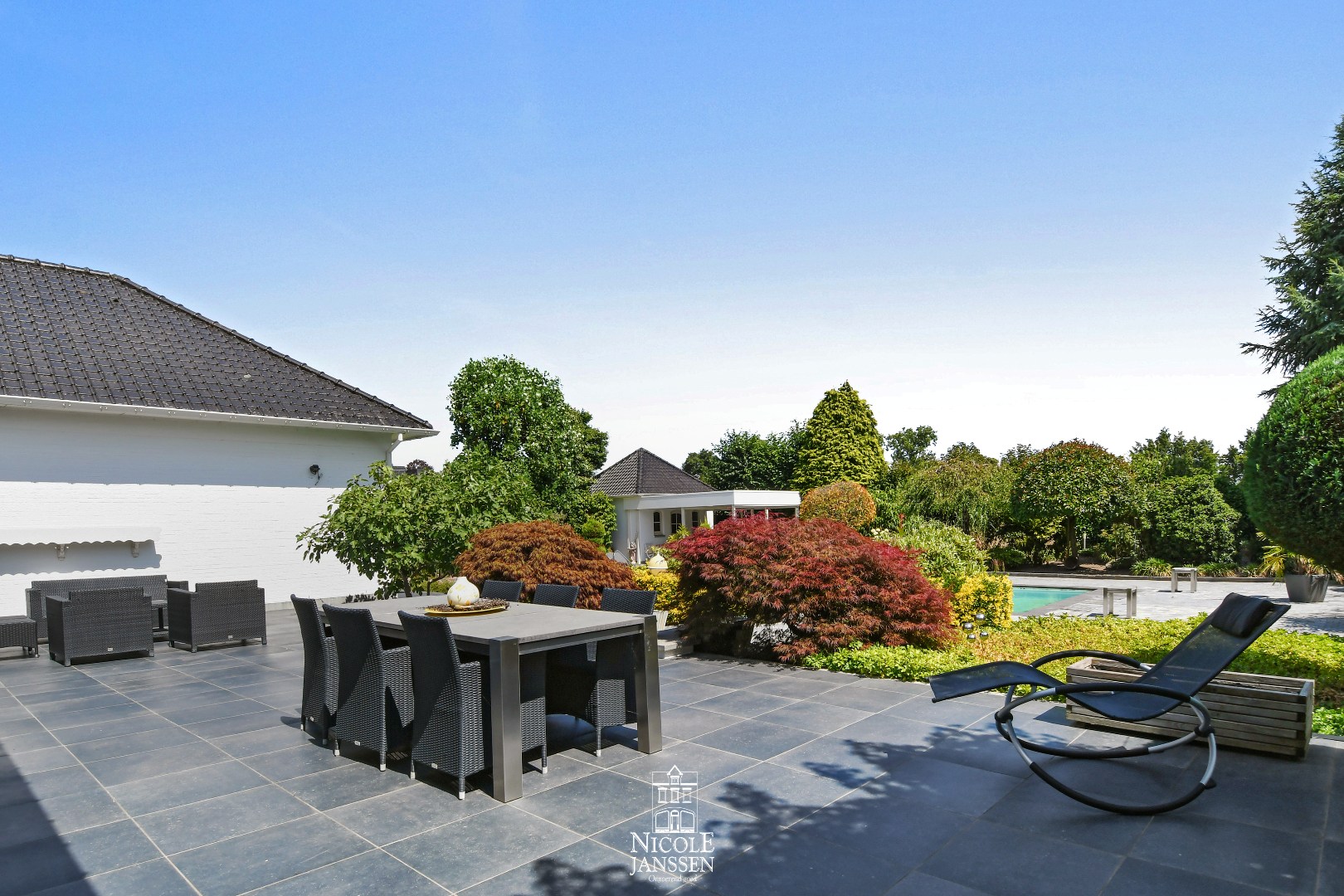 Groot zonneterras met zonneluifel