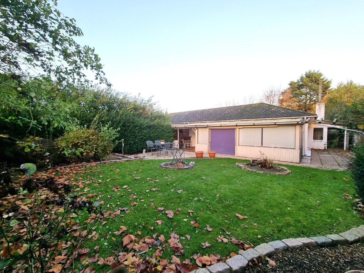 Zeer rustig gelegen, te renoveren halfopen woning met mooie tuin - Heist 