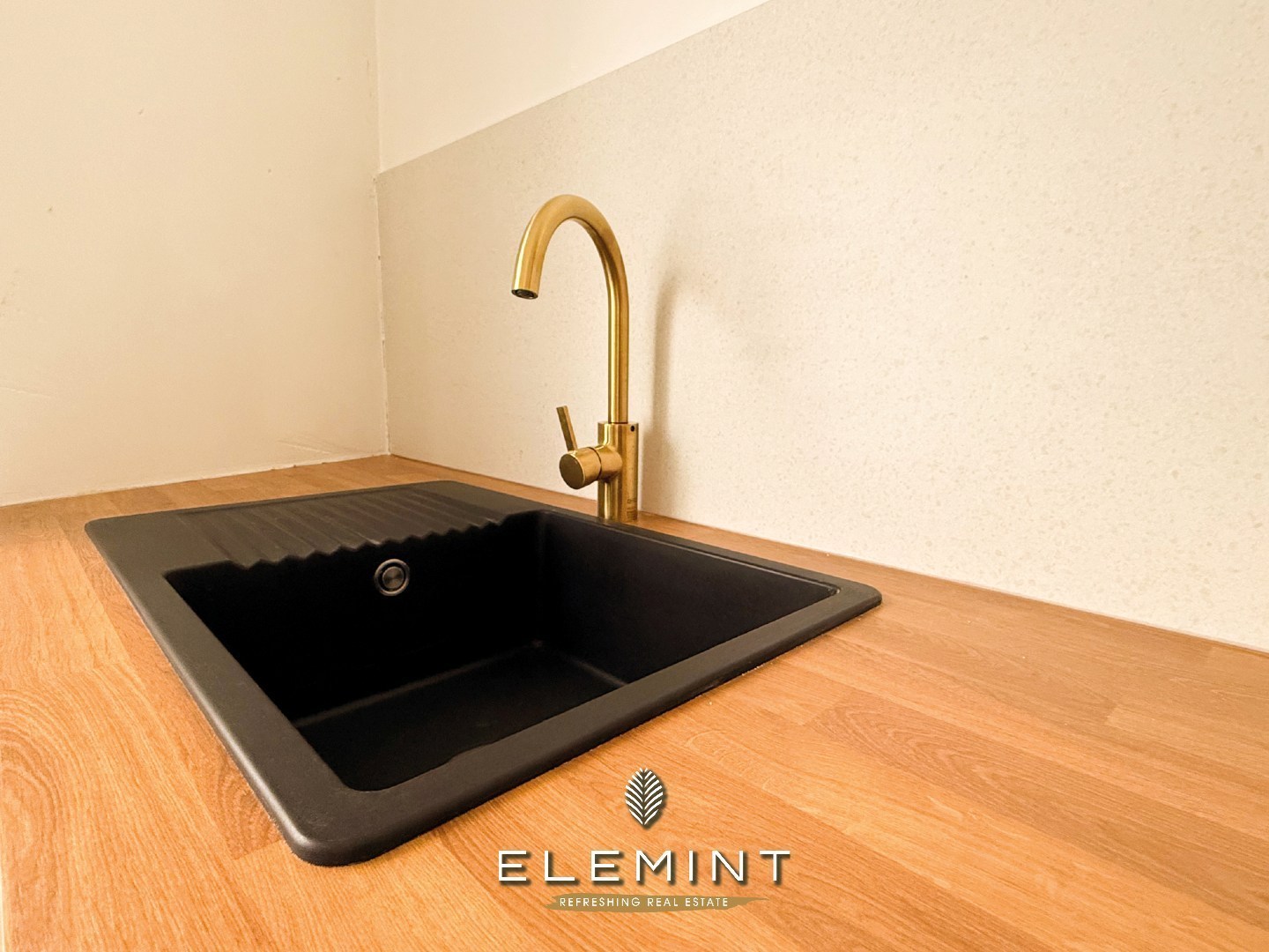 Instapklaar &amp; energiezuinig wonen met warmtepomp en fietsenberging in Kortrijk 