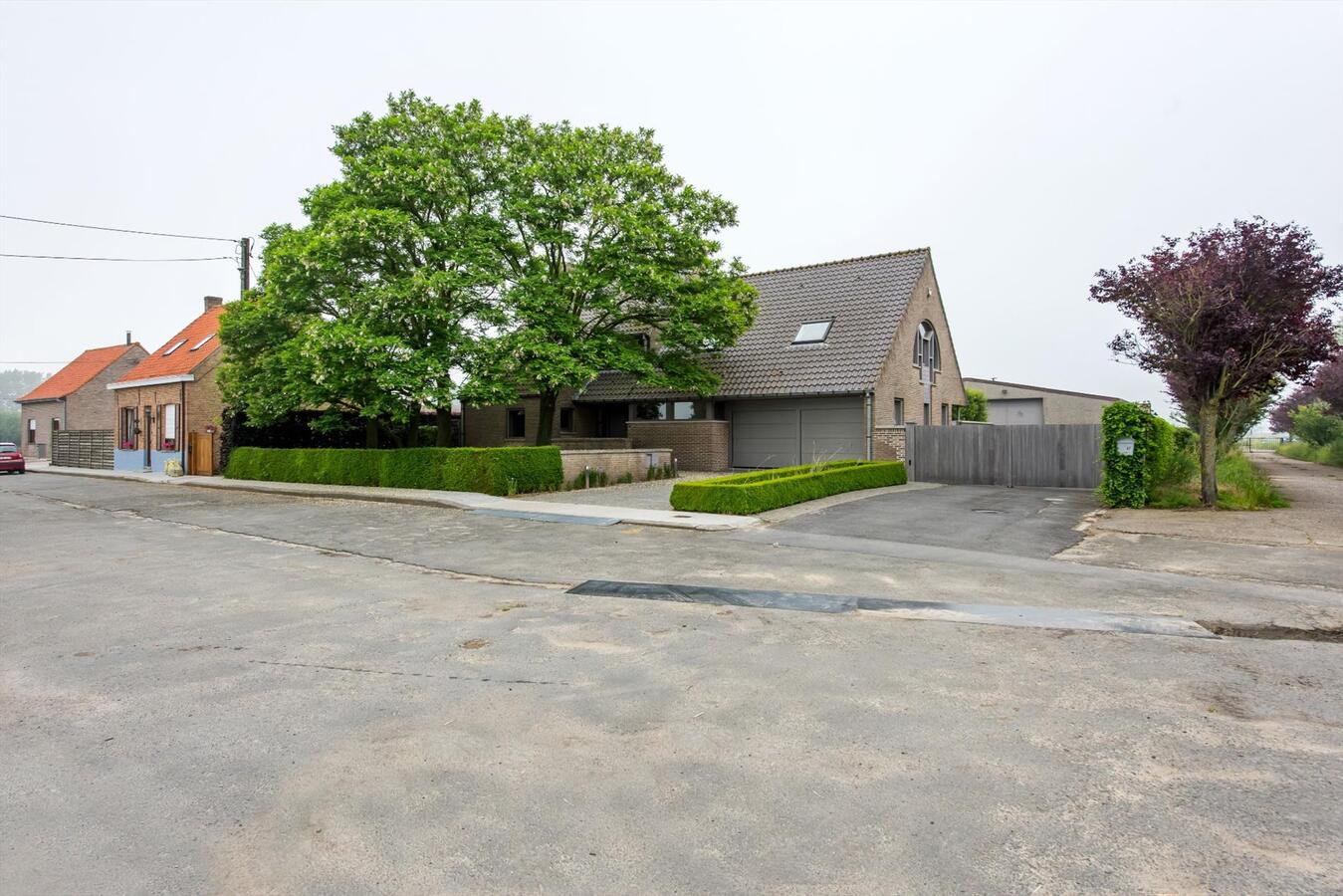 Luxueuze villa met loods (600m²) op terrein van 2100 m² 
