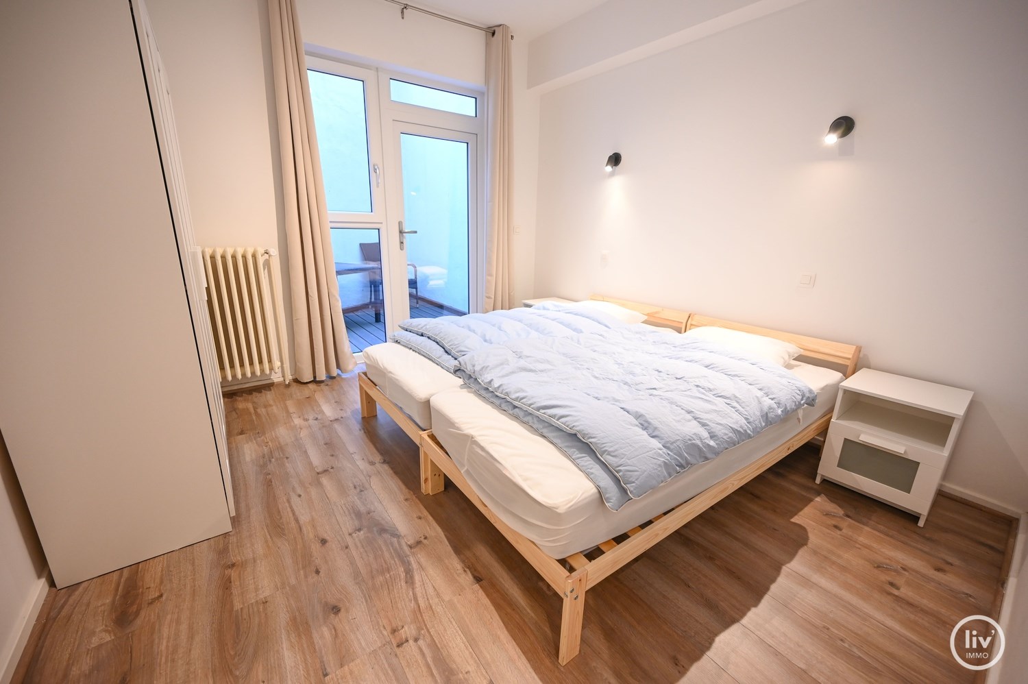 GEMEUBELD: Gelijkvloersappartement met terras, gelegen dichtbij het Van Bunnenplein en de zeedijk te Knokke.. 