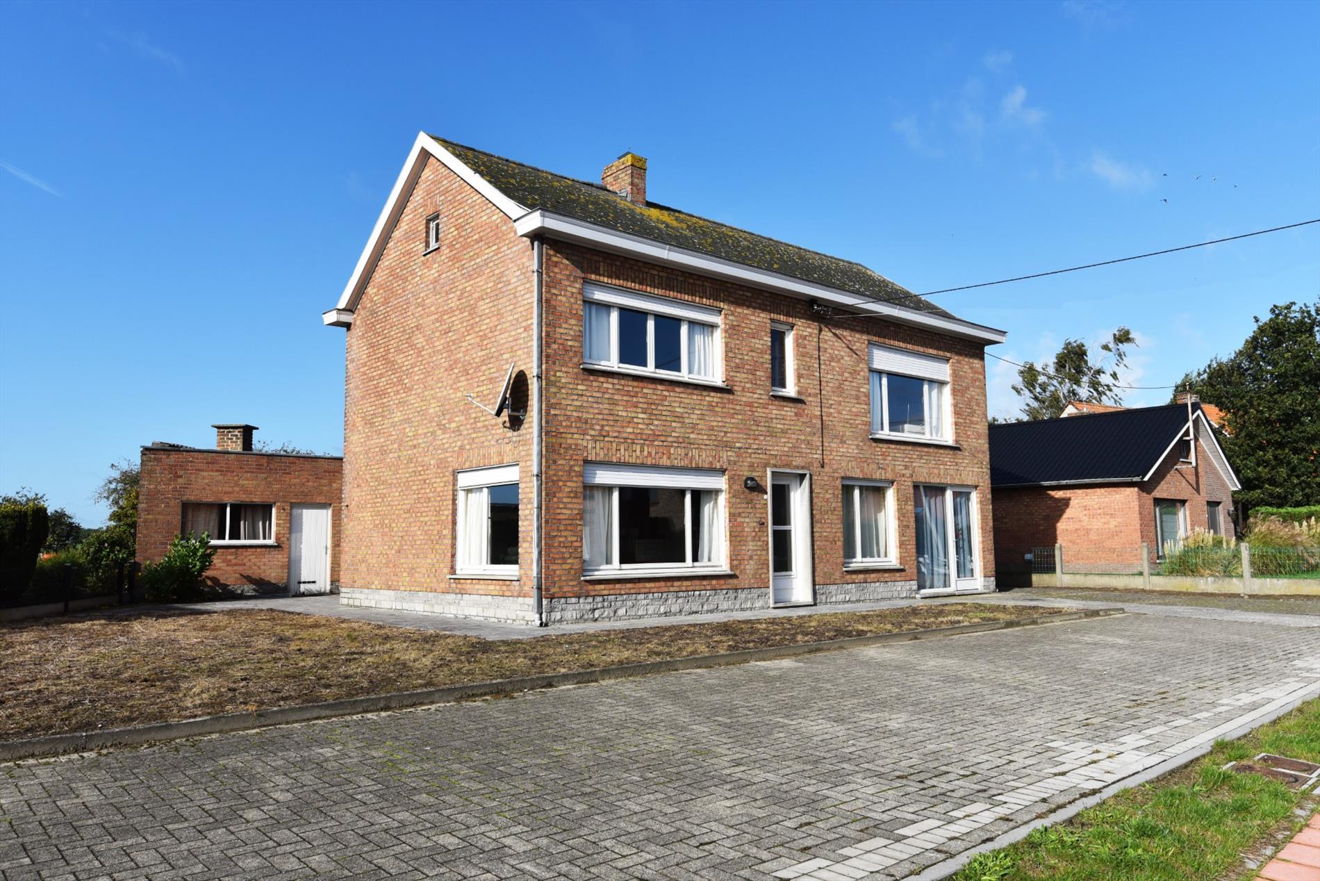 Pand met diverse mogelijke bestemmingen (9 slpks, 2 badkamers,...) goed gelegen te Adegem 