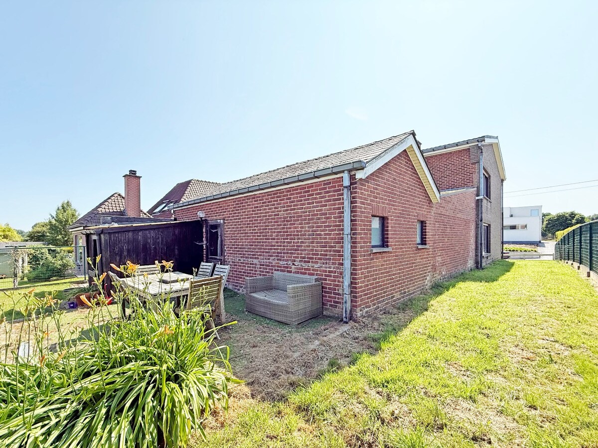 Ruime, te renoveren OB met garage te Zottegem 