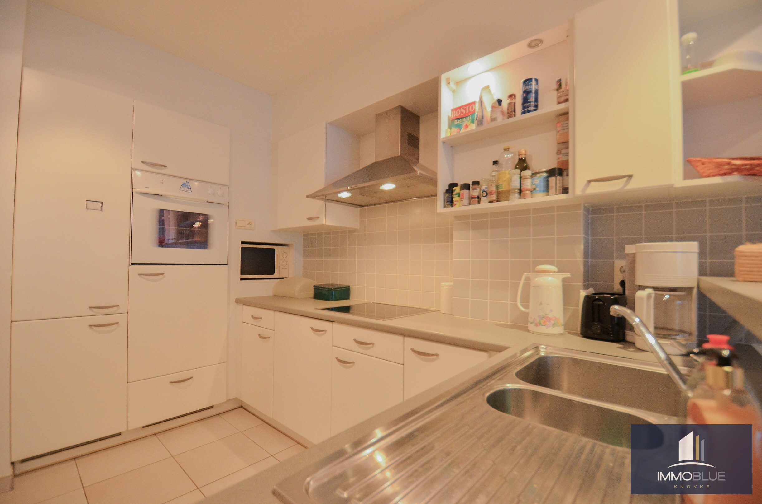 EXCLUSIVITÉ IMMO BLUE : Appartement à rafraîchir, situé à quelques pas de la mer et de l'avenue de la Côte. 