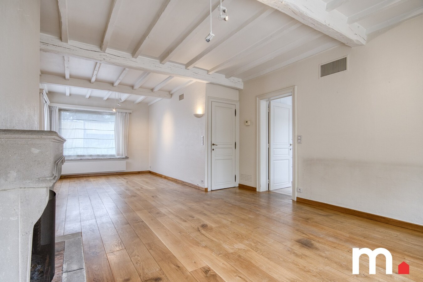 Centraal gelegen woning met privé parkeerplaats te koop in Heule ! 