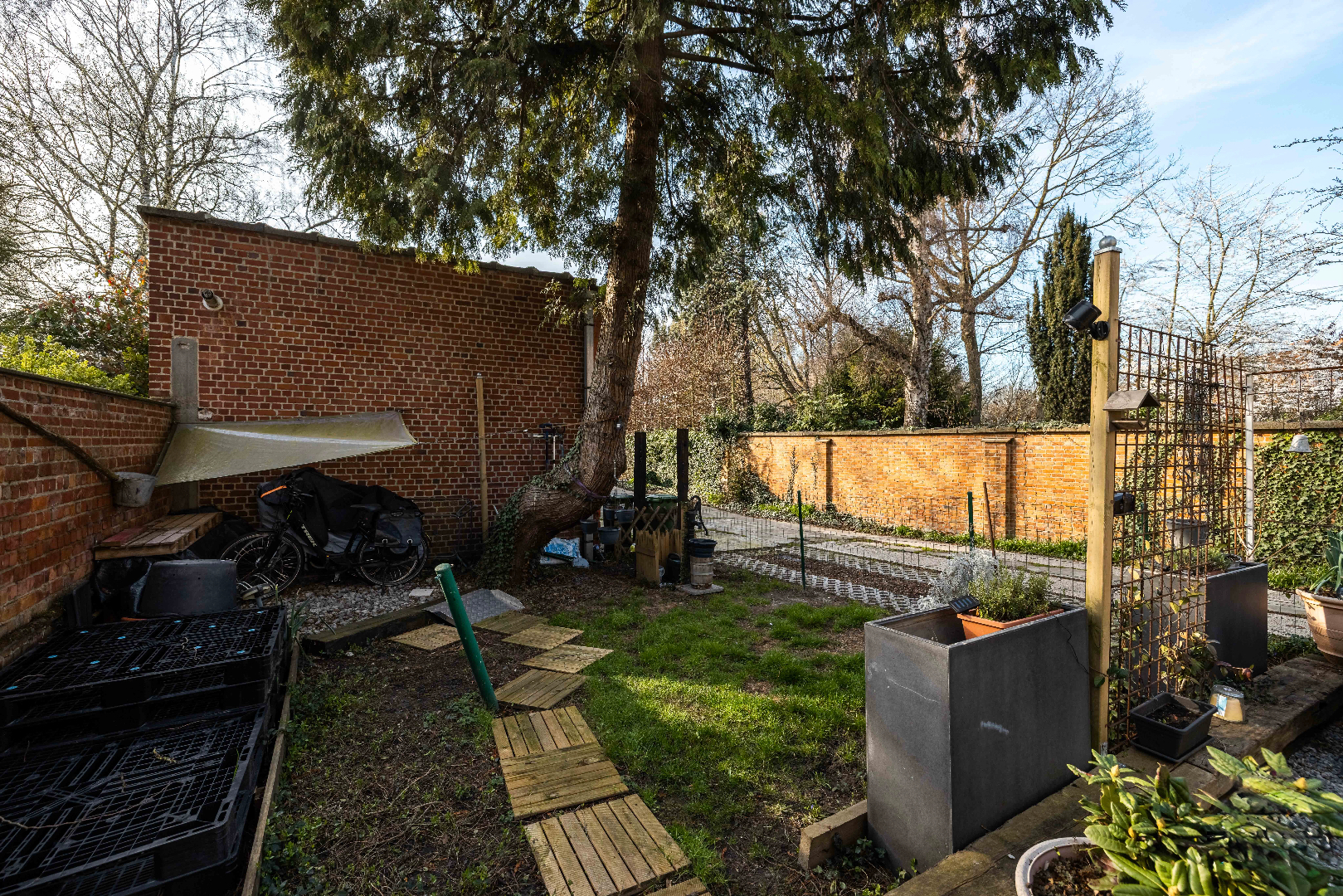 Instapklaar gelijkvloers appartement met tuin en parking in Sint-Amandsberg 