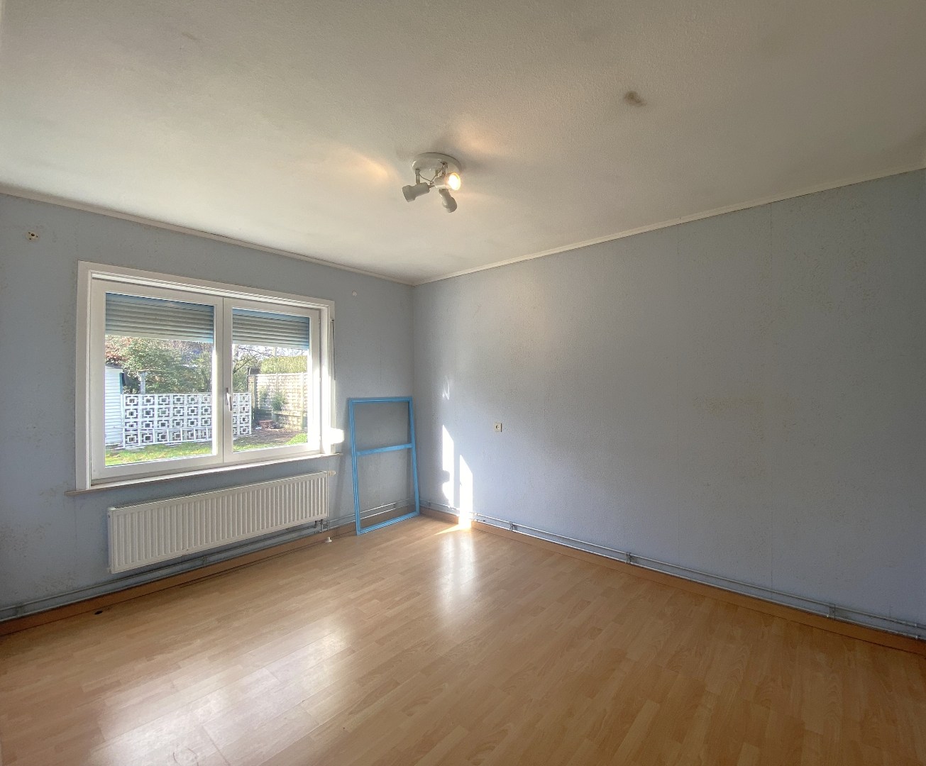 Residentieel gelegen woning met tuin en garage op toplocatie in Waregem! 