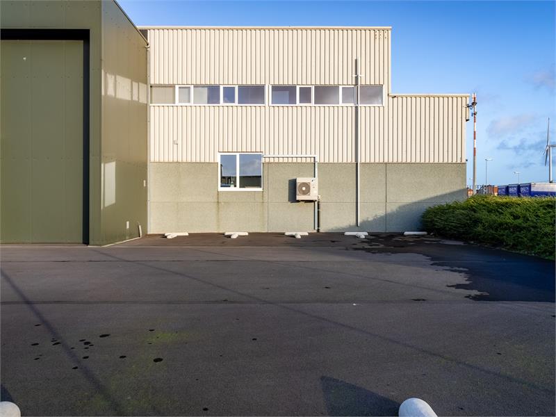 Bedrijfsgebouw met burelen en opslagruimte. 