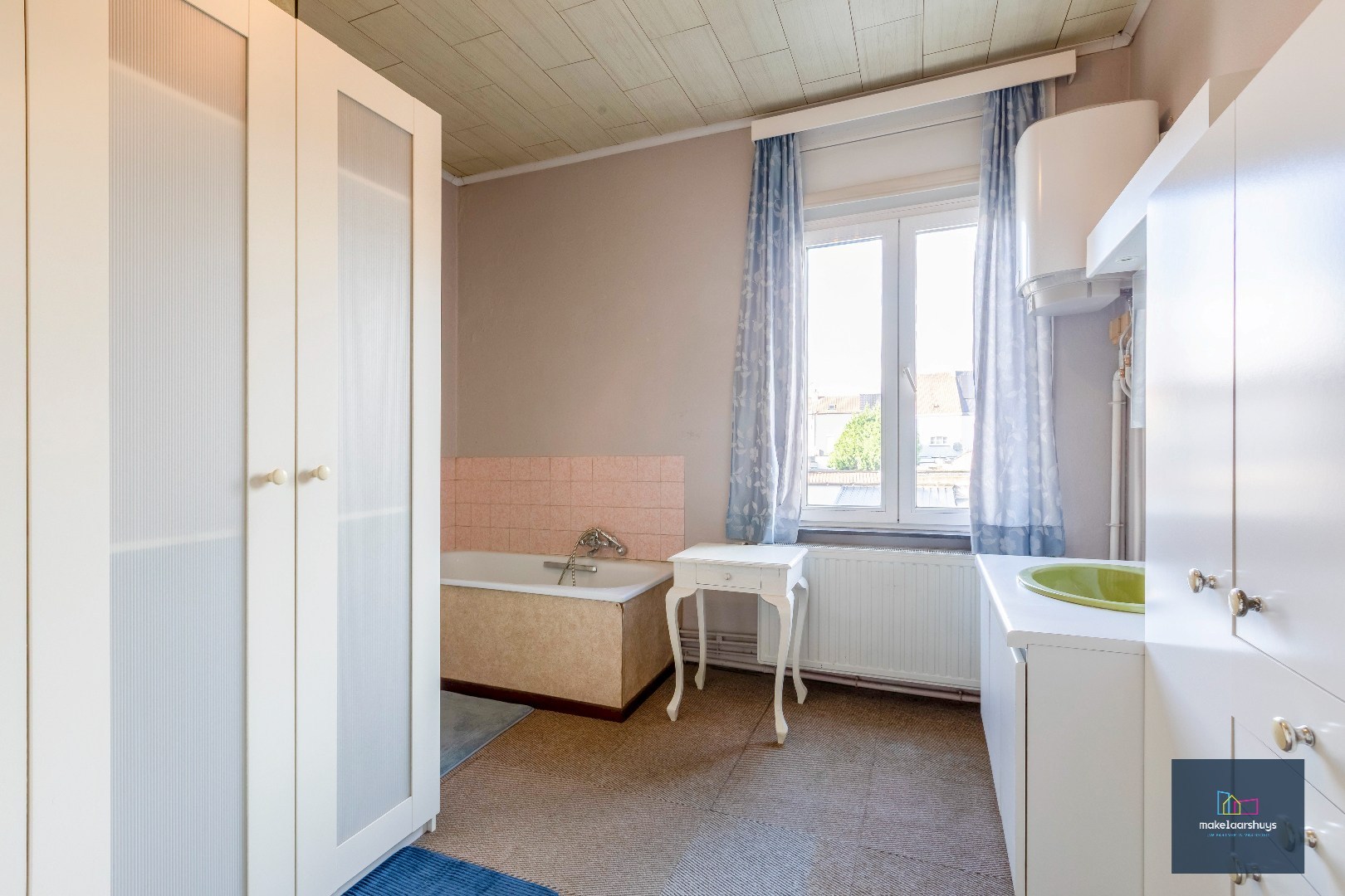 Charmante op te frissen rijwoning met ruime stadstuin 