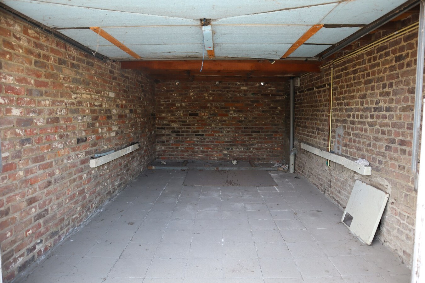 Ruime te renoveren hoeve met schuur en opslagplaatsen + mogelijkheid voor projectgrond 